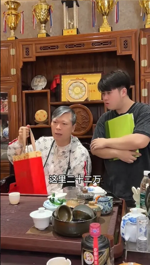 網友發現片中借錢的對象正是早前與梁競徽拍片合作的茶葉店老闆。