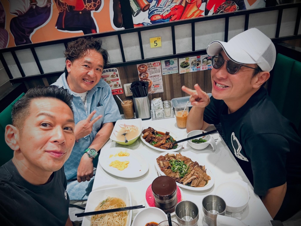 網友：「以為係暗星，原來後台咁勁。」