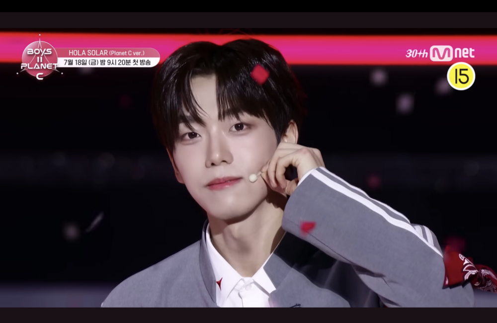 顏秋越表演結尾時，對著鏡頭用口型說出韓文「사랑해요（我愛你）」