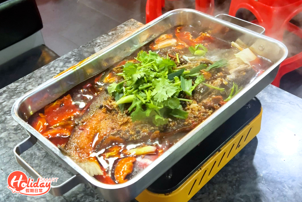 麻辣烤魚選用刺骨較少的江團魚，魚肉厚實，份量十足。