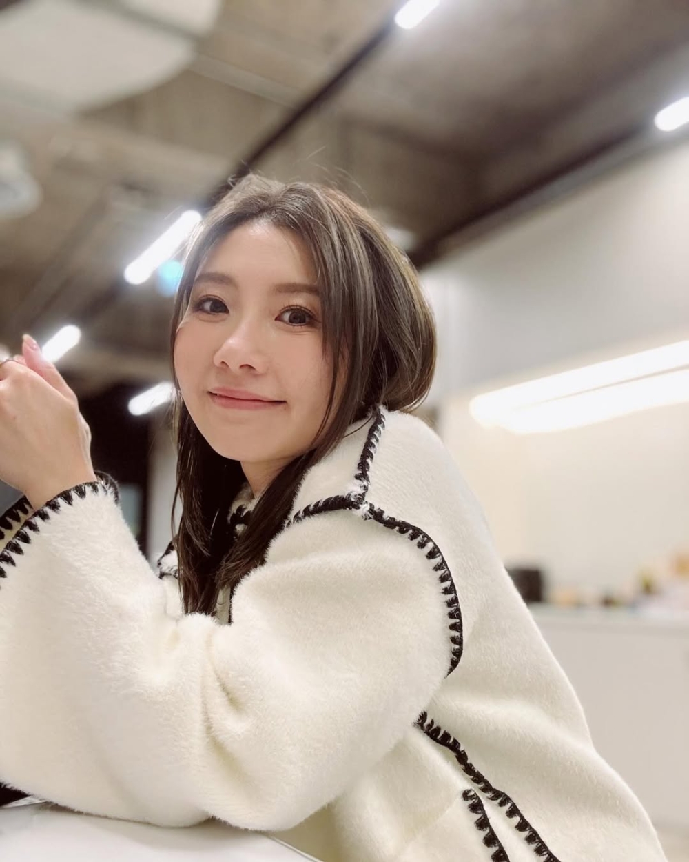 她昨晚就在社交平台分享與C君撐枱腳慶祝拍拖11周年的照片，不過就似因口誤事件情緒有點低落