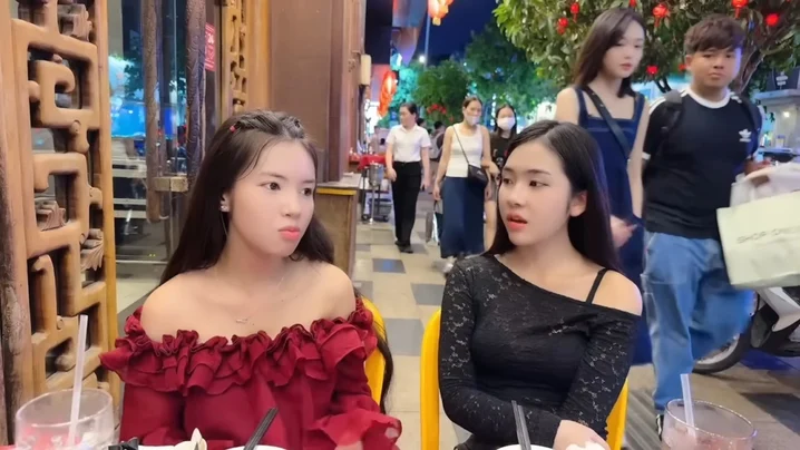 丁丁日前意外被越南YouTuber拍到與混血肥仔同遊越南