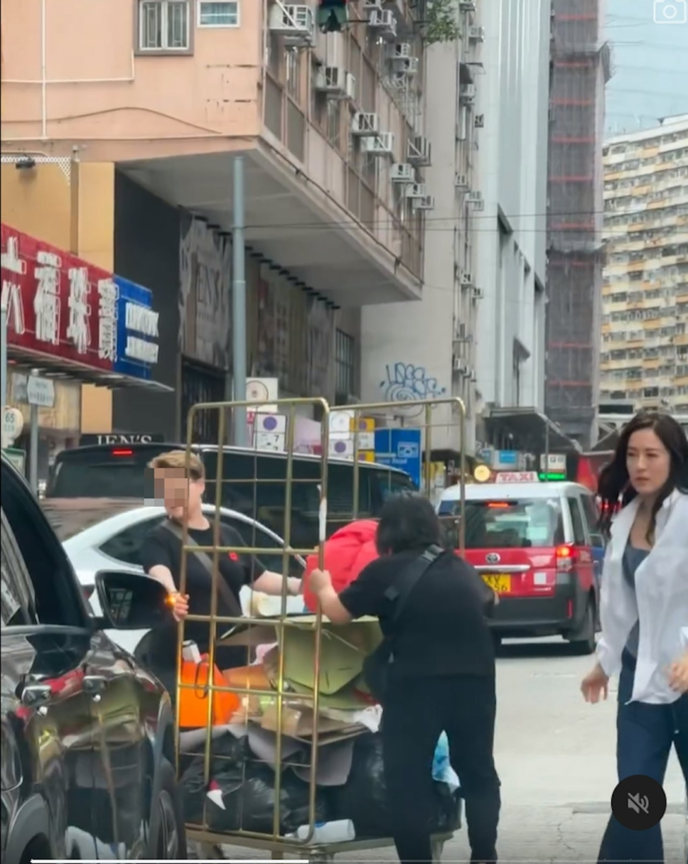 網友：「廢事啲阿姐阻X住個地球轉咋」