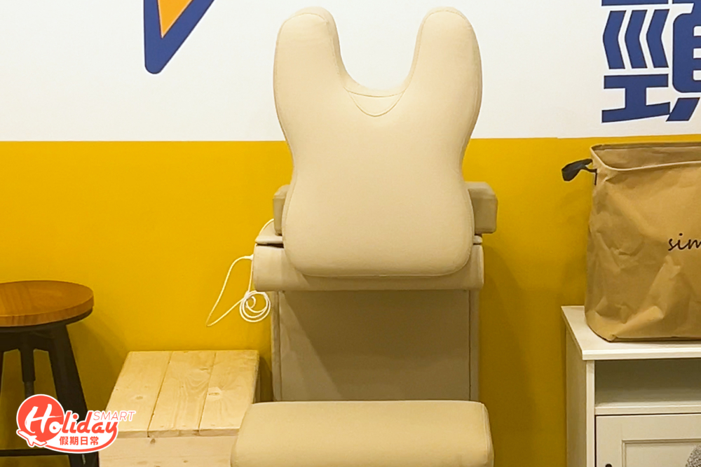 最特別的是，這裡用上專為肩頸按摩而設的座椅。顧客可以趴臥在椅子上，姿勢更加舒適。
