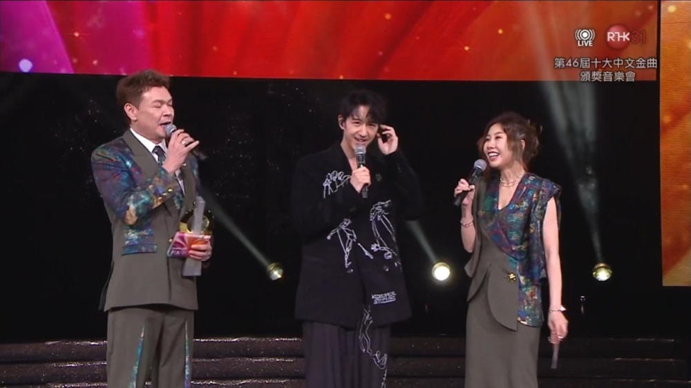 Jay Fung被邀請演繹得獎歌曲《會再見的》時主持黃天頤，竟然講歌名竟然讀錯為2001年發行由許志安及車婉婉主唱的《會過去的》！