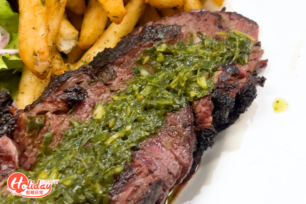 牛肉薄切成八片，再淋上自家製阿根廷青醬，青醬味道恰到好處，不會搶走牛肉本身的濃郁風味。
