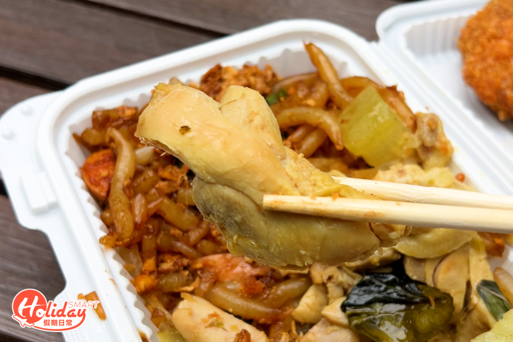 而咖喱雞則帶有淡淡的椰奶香，溫和順口。