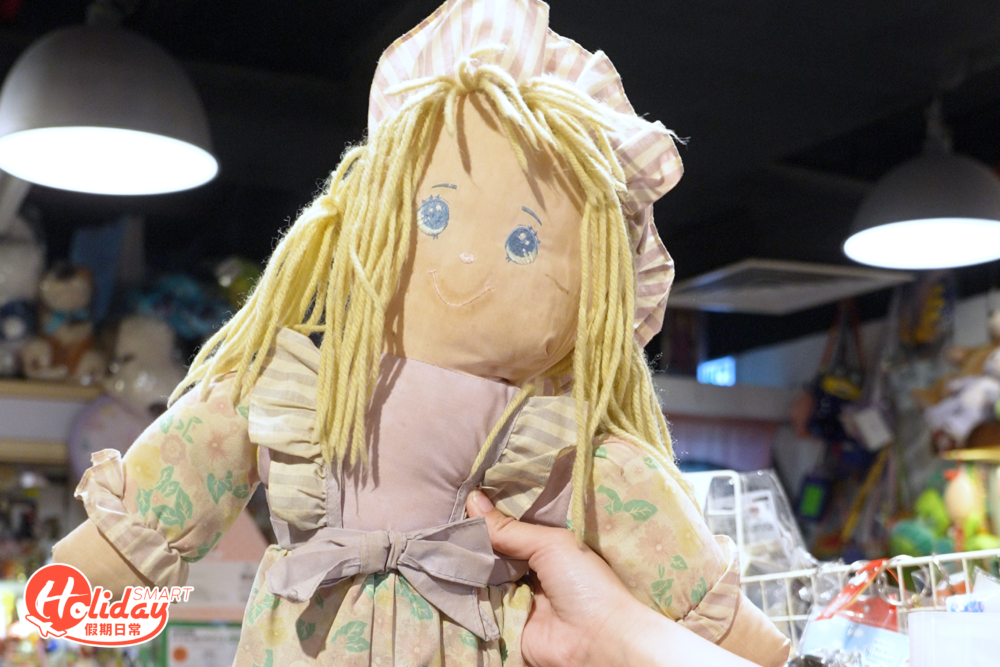 記者都有一隻陪伴20多年的舊娃娃公仔，今次專程帶到店修復，希望將她回復本來面貌。
