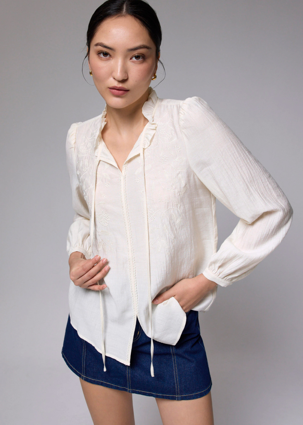 Broderie Ruffle Collar Blouse原價$389,現以優惠價$195發售!