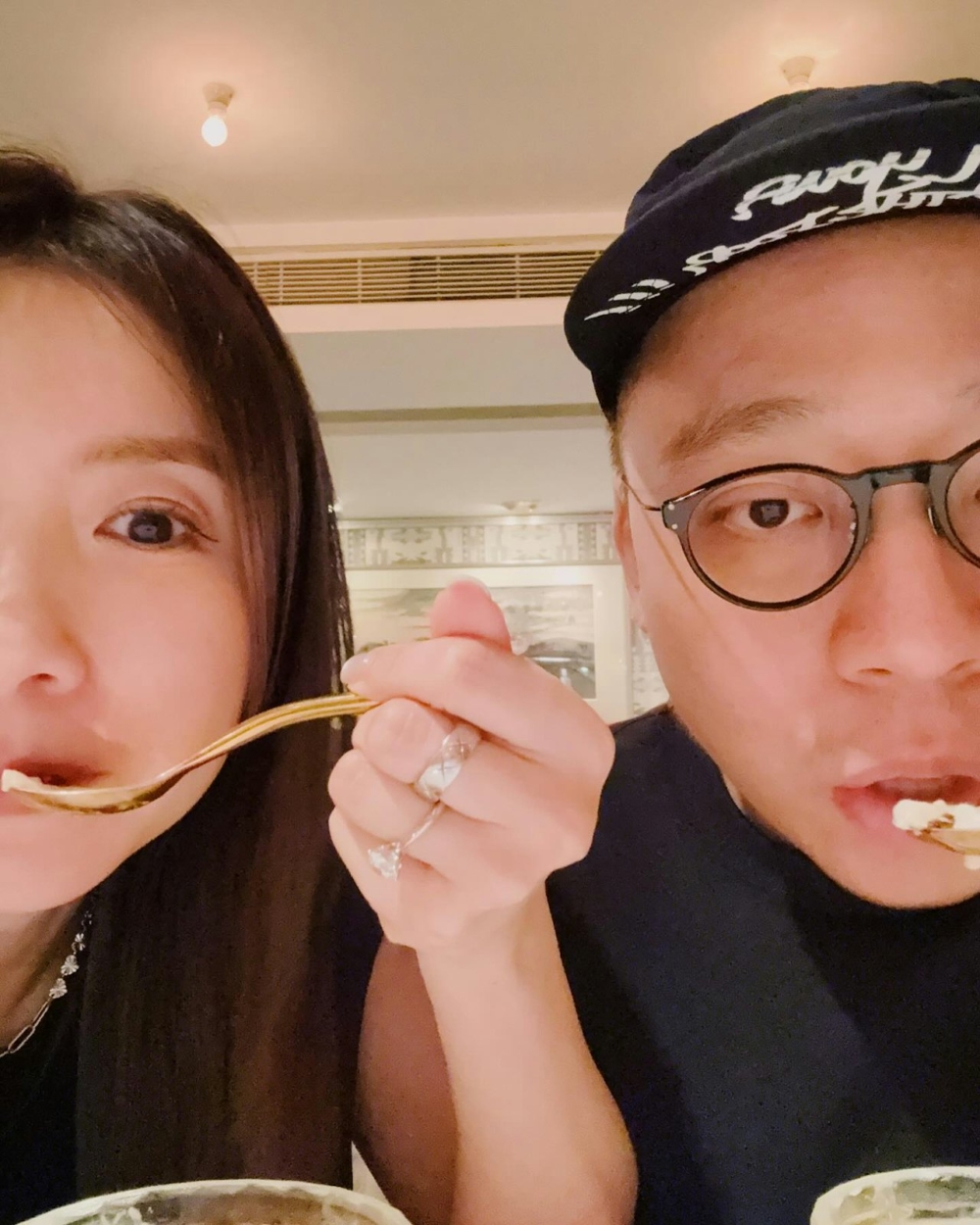 她昨晚就在社交平台分享與C君撐枱腳慶祝拍拖11周年的照片