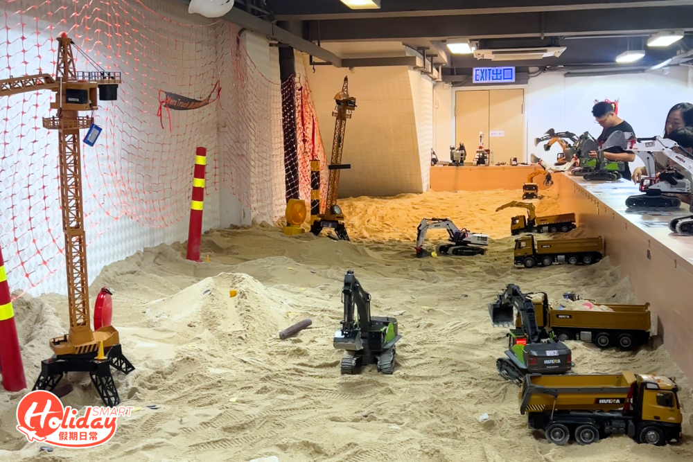 全場共有12部迷你鏟泥車，以無線手掣遙控操作。