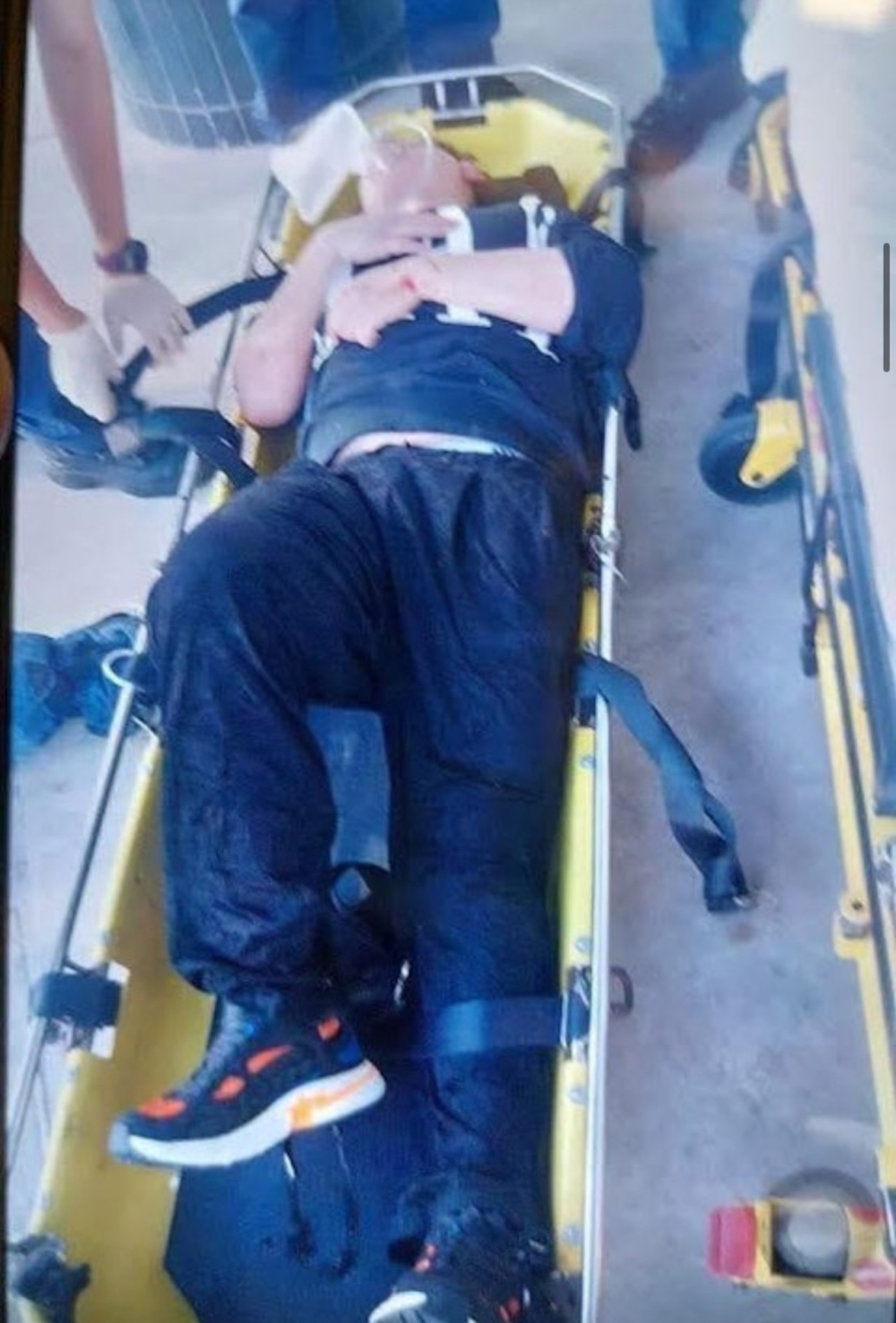 目擊者亦指當時姜濤顯得相當驚慌，及後幸有領航船經過，姜濤獲數名熱心船員救起