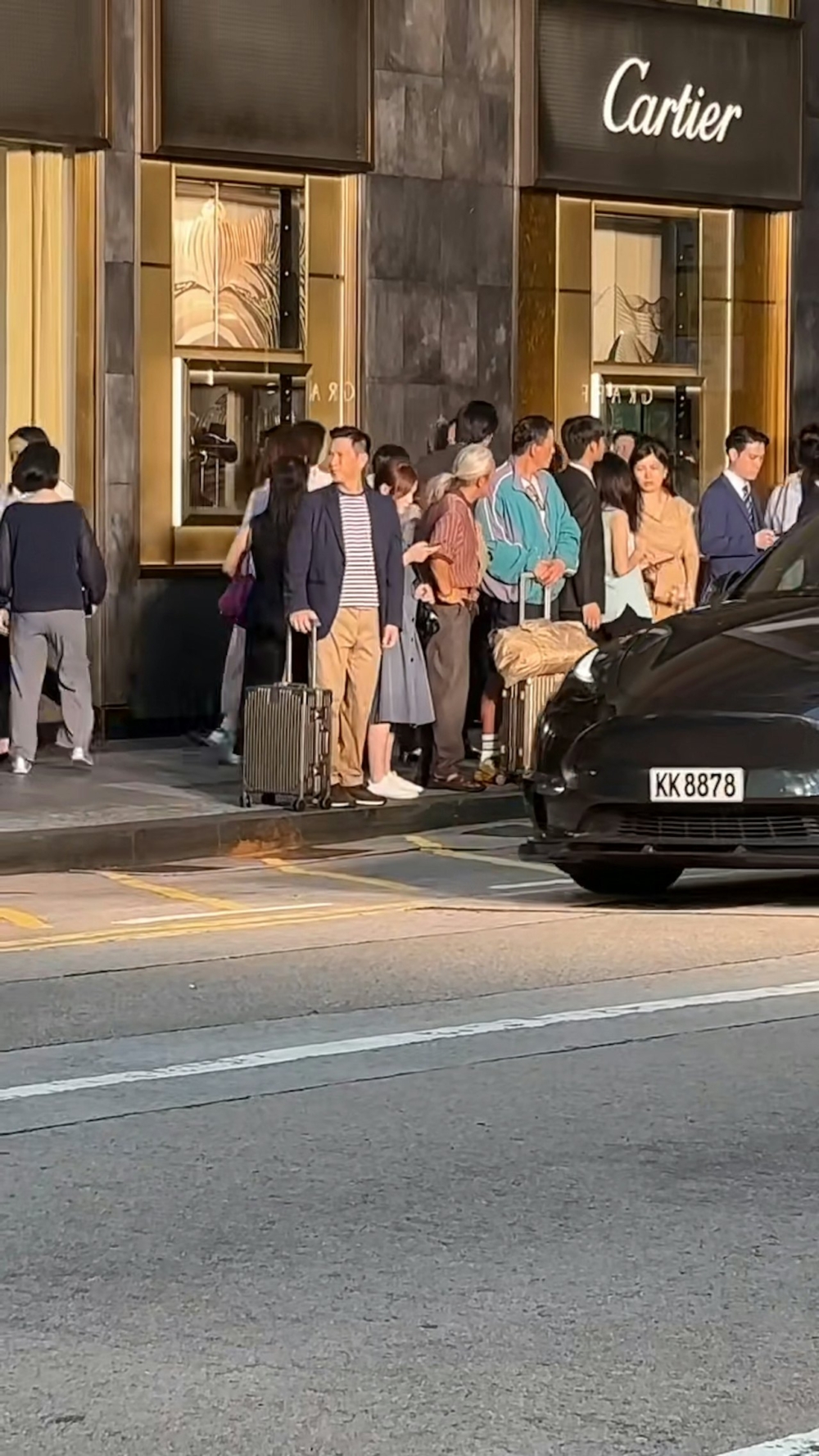 張家輝近日被他野生捕獲出現在中環街頭