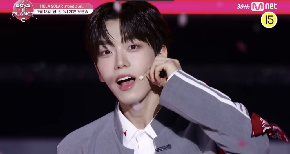 此一幕迷倒大批網民獲封「結尾妖精」