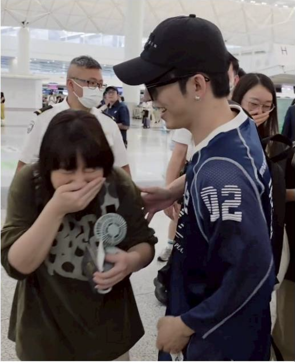 保安似不曉得阿正身份，因職責所在兩次再次制止阿正