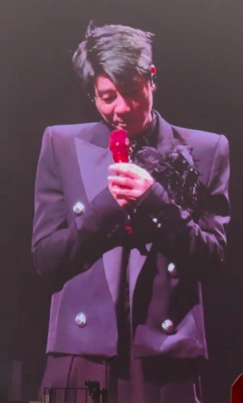 鄭伊健與陳小春相識逾30年，伊健曾於2003年為小春紅館的首次個人演唱會擔任嘉賓。