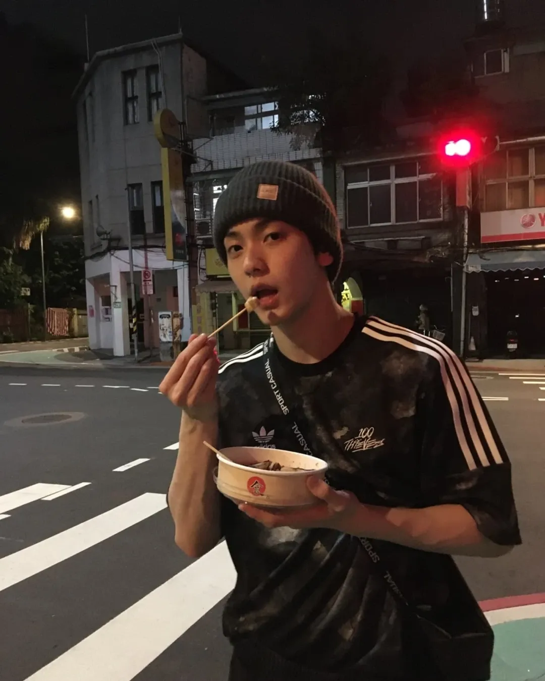 有網友指顏秋越撞樣韓團TOMORROW X TOGETHER（TXT）成員秀彬！