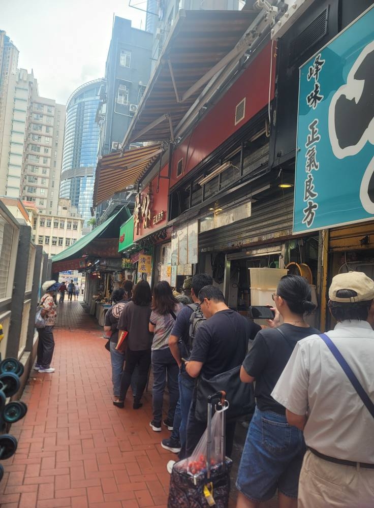 日前,社交媒體Threads上有網民分享,一間位於荃灣的街坊湯水涼茶舖經常大排長龍!