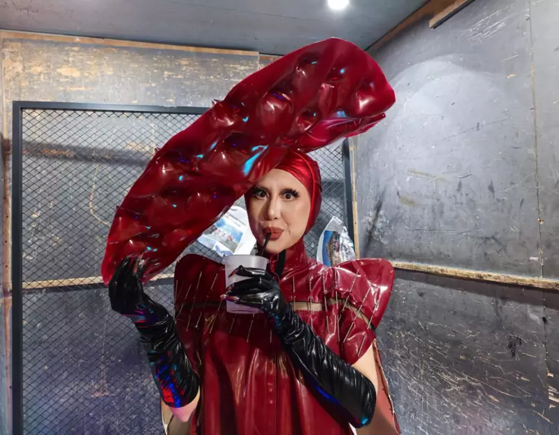 現年35歲的潘虹樾曾於2009年參加內地選秀節目《快樂女聲》，並在全國總決賽中取得第八名的佳績