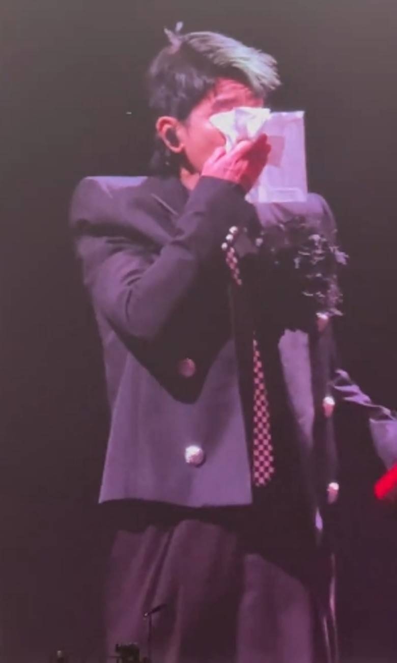 小春更是一度在台上難掩激動，淚水奪眶而出