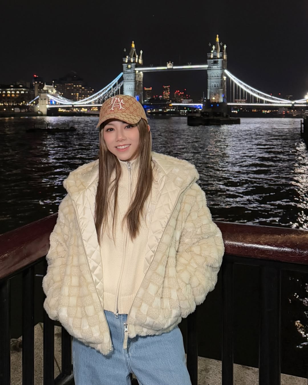 對於這次G.E.M.自揭原來因官司「6年0版稅」一事，一眾網友亦表示驚訝更同情G.E.M.的遭遇