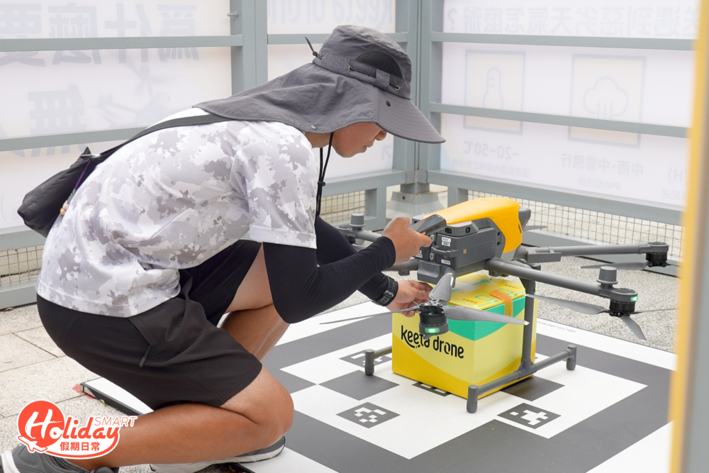 本身小編也好奇，外賣是否會直接從空中降落到手上，不過原來在無人機的升降點，專責職員會長期駐守。