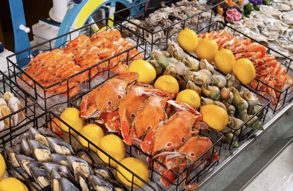 每日新鮮供應海螺、扇貝、羅氏蝦、三點蟹等,擺盤精緻、賣相吸引,食材水潤又新鮮