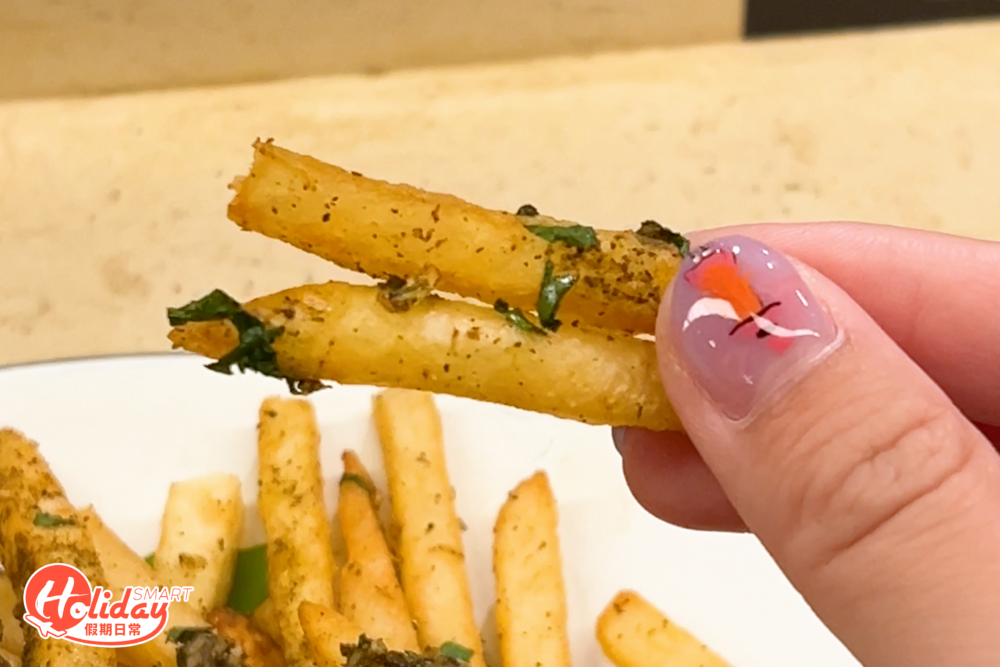 薯條並非普通油炸，而是特別選用鴨油炸成，口感相當酥脆，入口還帶有淡淡的蒜香。
