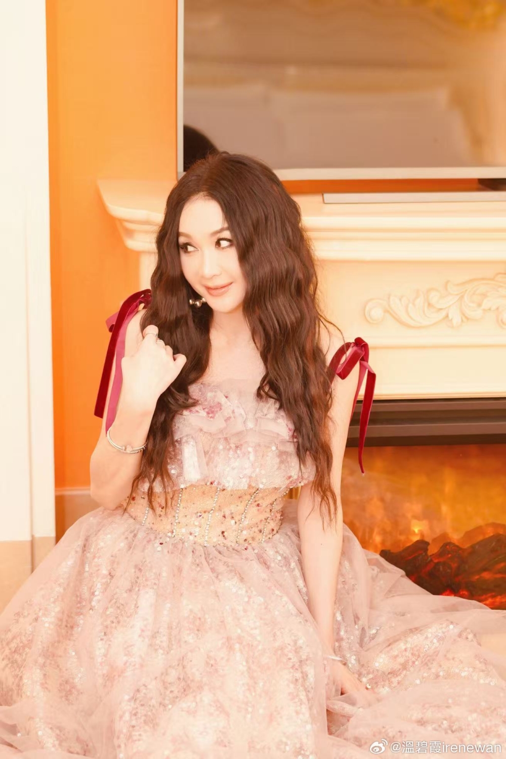 溫碧霞多年前接受訪問時就有提到自己的原生家庭，指自己原生家庭缺乏溫暖