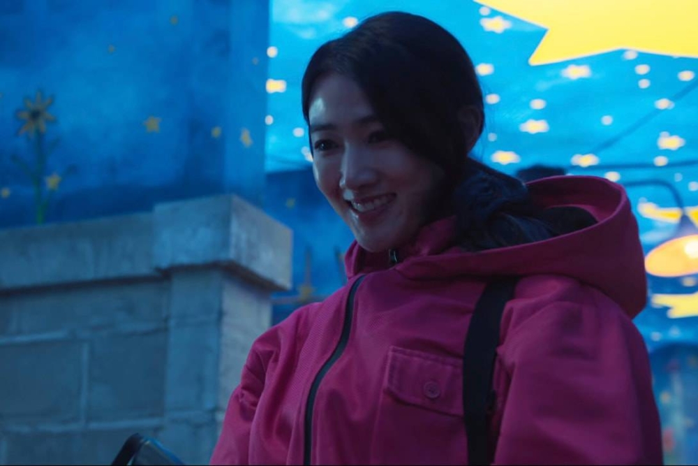 其中一位多次現身的神秘亞裔女VIP就極為搶鏡，一句「與其跟你喝酒，我倒不如跟我的腳凳子喝。」讓觀眾不禁好奇其真實身分！