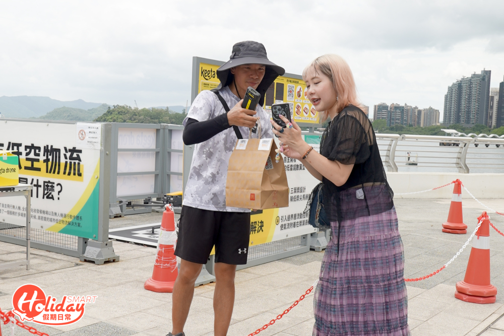 當無人機安全降落後，他就會負責處理卸貨，再將餐點交予客人，確保送餐過程安全及順暢。