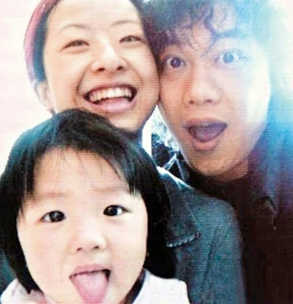 陳奕迅（Eason）與太太徐濠縈（阿徐）所生的獨女陳康堤（包包）眨眼間已經20歲。