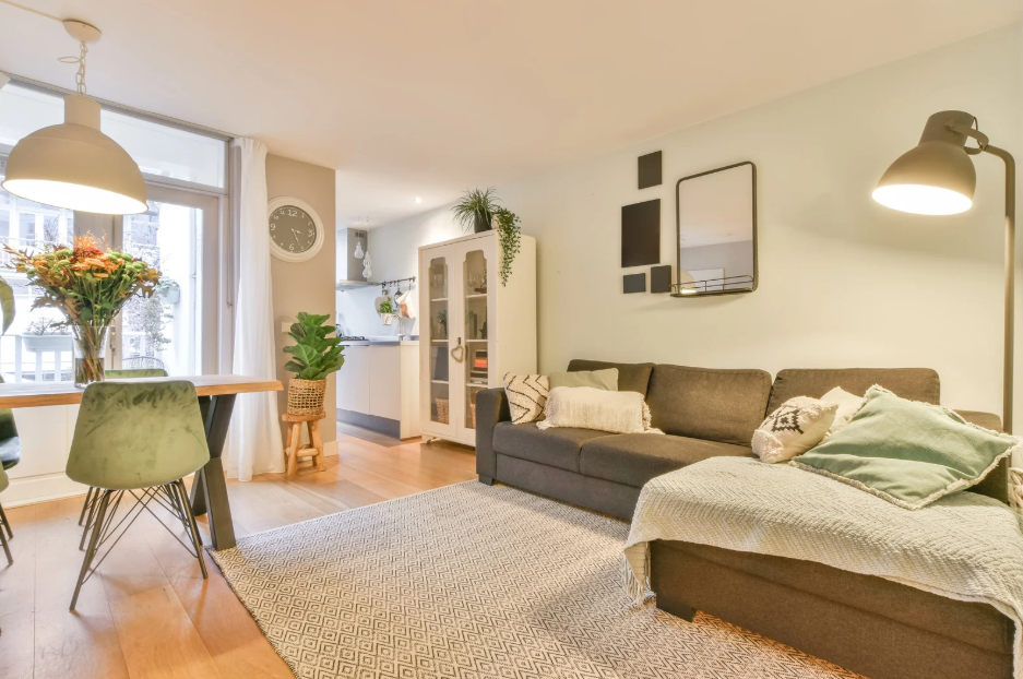 客廳： 想營造活潑氣氛，不妨嘗試柔和的橡皮粉、淺綠色；若追求型格質感，沉穩的灰藍、墨綠也是不錯之選，一眼看過去就覺得品味滿分！