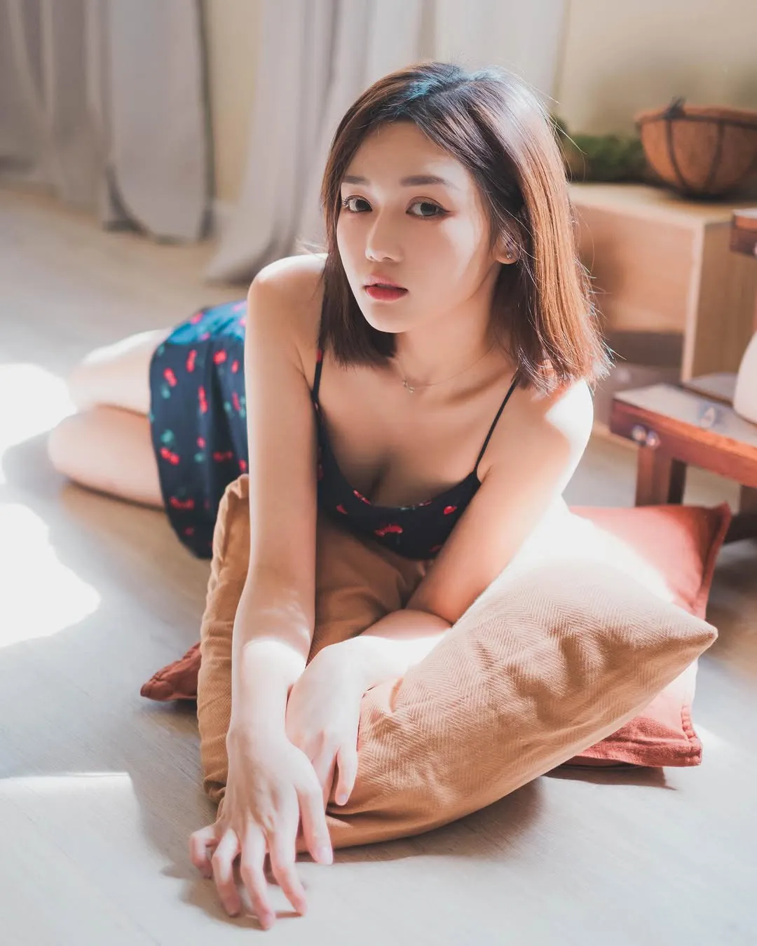 網友：「我係女但都覺得佢真心靚 又白又瘦又有腳」