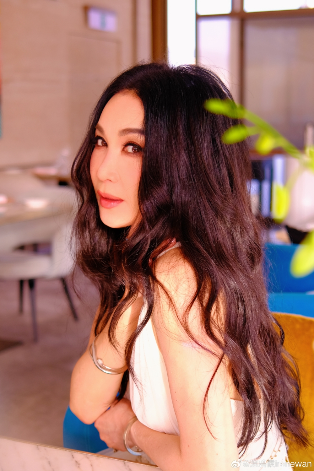 直指溫碧霞遇見老公何祖光，才讓她重新相信愛情，更與養子組成溫馨家庭。