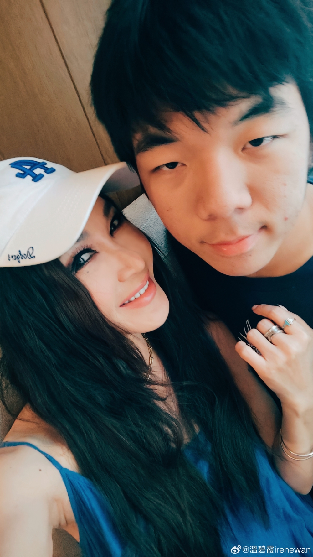 溫碧霞養子何國倫（Xavier）幾年前獨自前往美國升學，轉眼間已經初中畢業