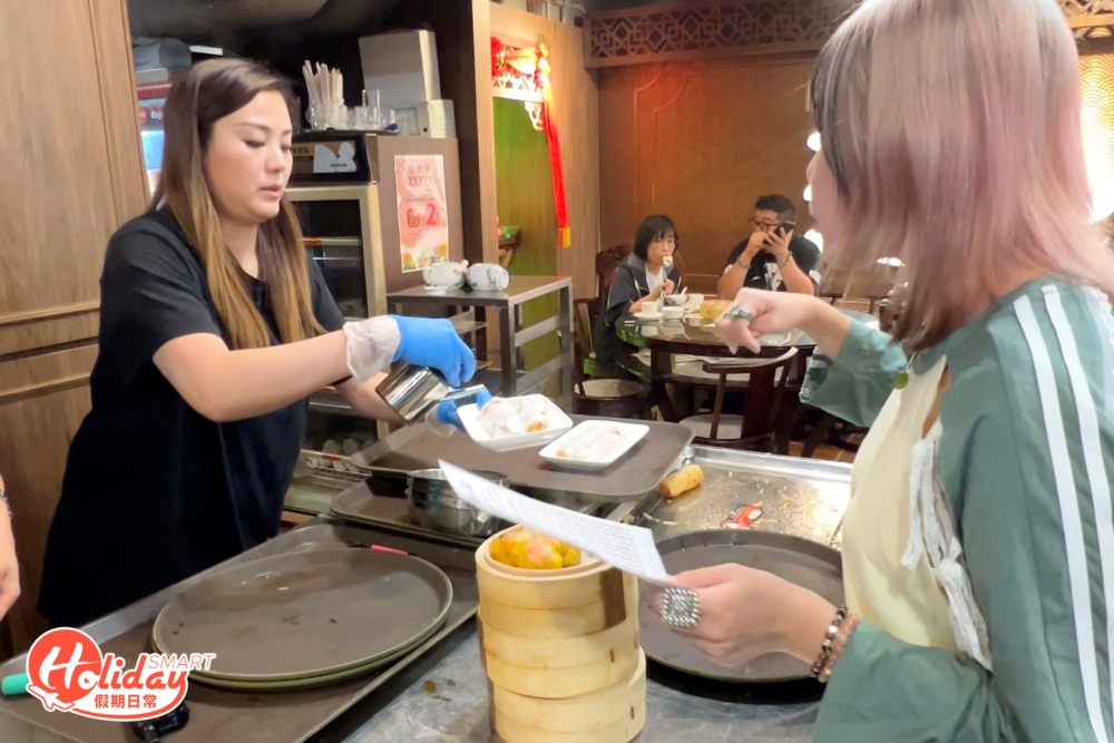 店內只有一部點心車供應點心，點心一旦出爐，便需要眼明手快立即衝上前拿取。