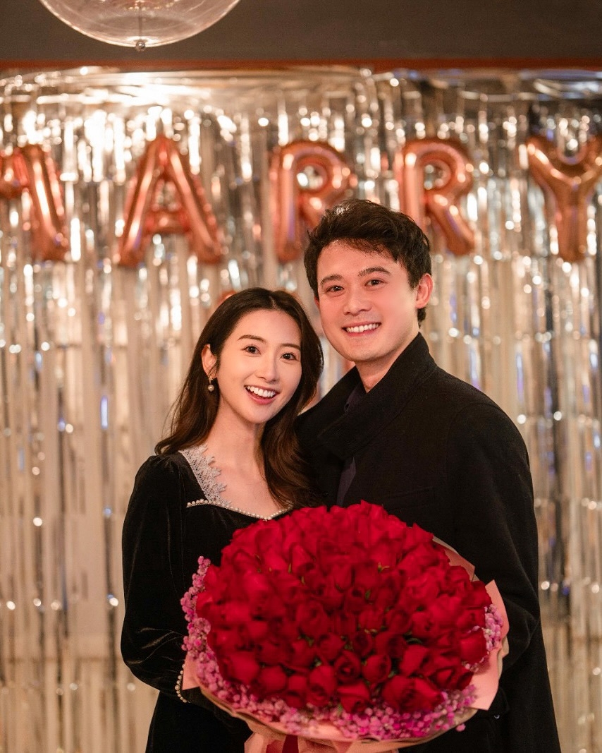 李日朗與拍拖六年女友黃靜藍分手後,女方不久便迅速與新富貴男友訂婚兼有喜。