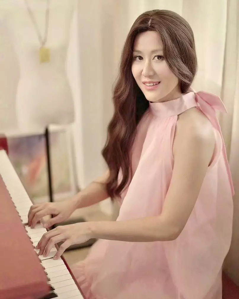 其後經過網友們「起底」，就發現原來這位翻版「Lady Gaga」真身原來是歌手潘虹樾