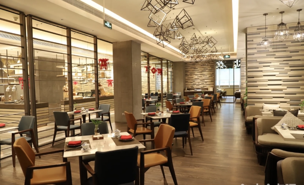 環境設計以簡約時尚為主軸,同時不失優雅格調。餐廳空間寬敞通透,營造出一個輕鬆自在、舒適宜人的用餐氛圍。