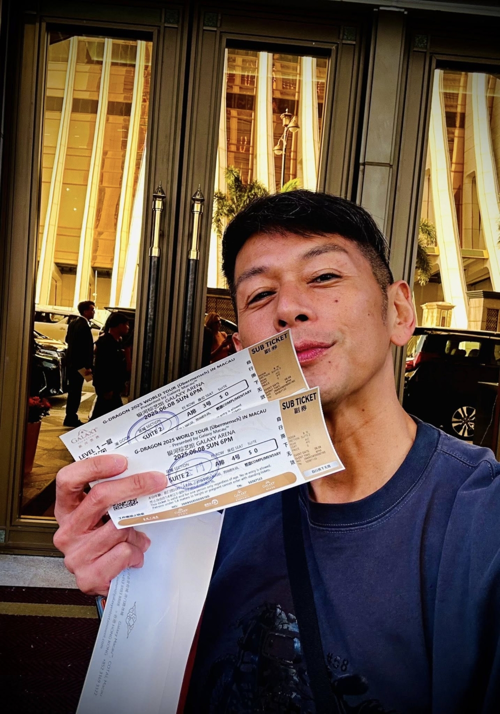 有部分網友指出：「佢哋唔洗錢買都叫黃牛？」