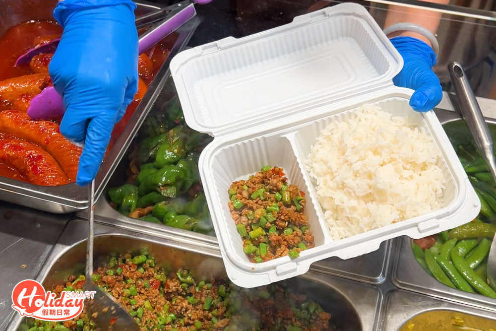 追求地道泰式風味的朋友，可以一試肉碎炒豆角，帶有微微辣度，香氣撲鼻，送飯一流！