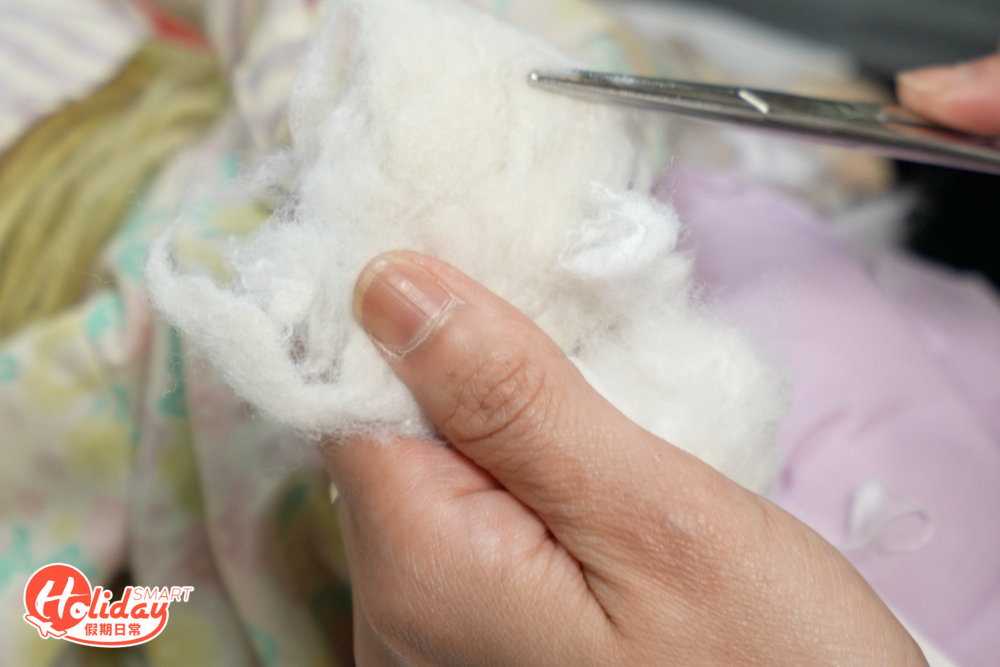 首先要拆開公仔取出裡面的棉花，然後對公仔內外進行徹底的清潔。