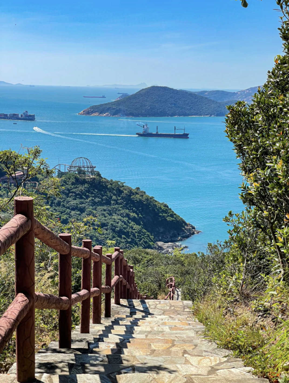 南朗山位於港島南區黃竹坑,海拔約284米,路線短、景色靚,是近年人氣上升的日落打卡熱點!