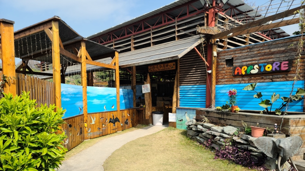 許多人都會在欣賞完日落後來到這裡享用當地的特色小食或冰品