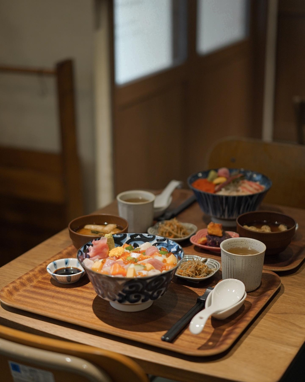 隱身於觀塘興業街工廈內的懷舊校園風咖啡店，也是觀塘近年人氣隱藏寶石之一。