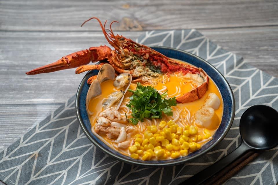 「原作養生湯米線」是一家在紅磡黃埔地區廣受歡迎的米線店,主打養生米線,特色是以砂鍋精心烹煮,保持湯品的熱度。