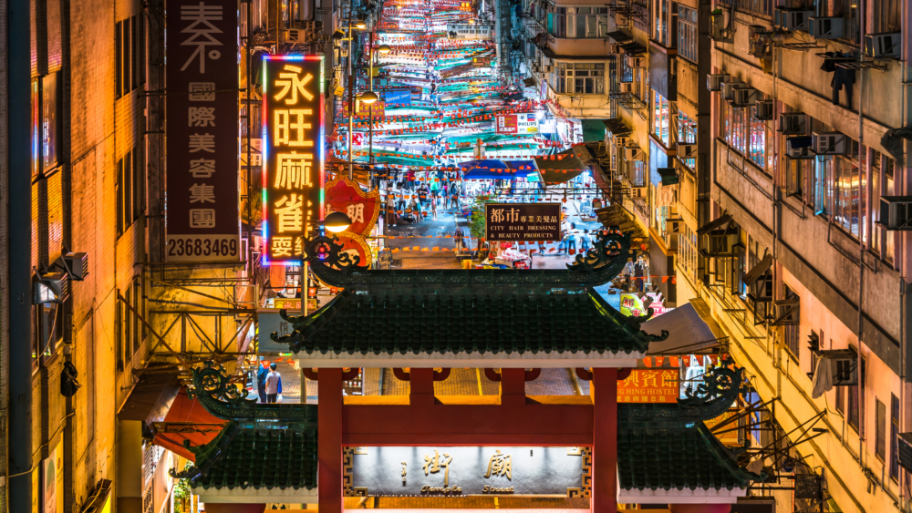 廟街夜市也被譽為「平民夜總會」,大約從傍晚六點開始熱鬧,夜市擁有約100個攤位,販售各式各樣的小吃、衣物、電子產品等,應有盡有。