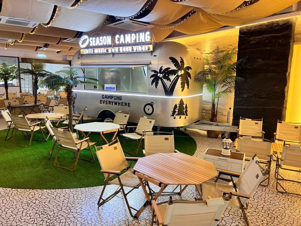 以露營野趣為主題的咖啡店，走進店內彷彿來到戶外營地。