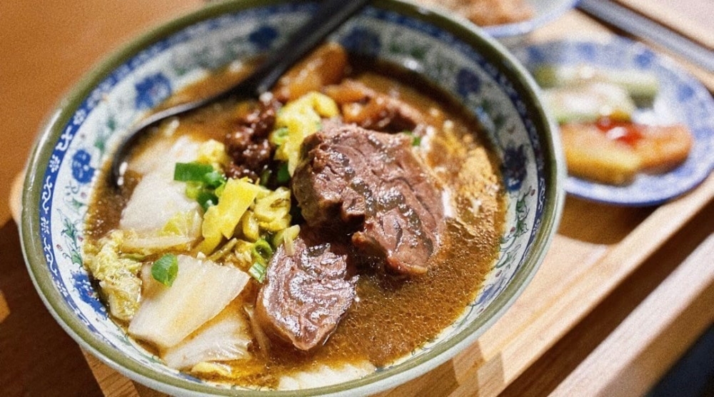 日月堂坐落於觀塘興業街永興工業大廈工廈內，以簡約台灣風格裝潢和寬敞座位吸引不少打工仔與美食迷光顧。